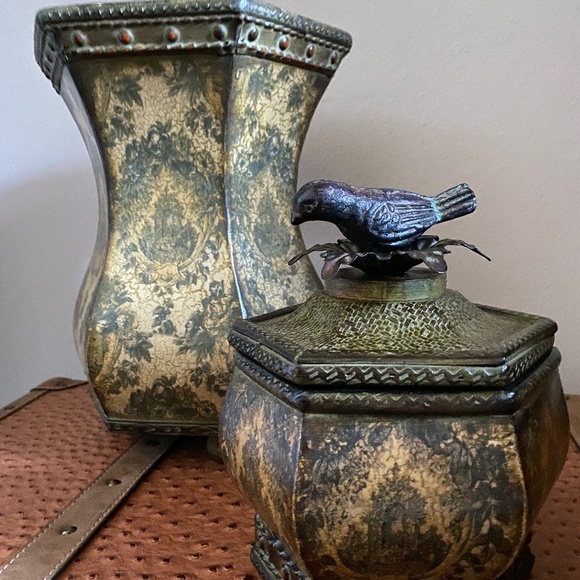 Vase and matching piece with ornate lid - Picture 2 of 5